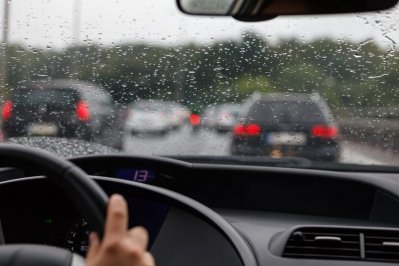 Дорожные полицейские напоминают автомобилистам об особенностях управления транспортом в дождливую погоду