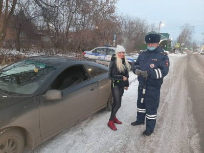 Сотрудники Госавтоинспекции поздравили водителей с Днем автомобилиста