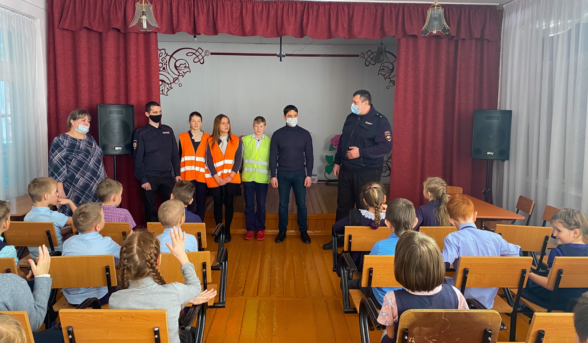 Глава Боготольского района совместно с сотрудниками Госавтоинспекции провел открытые уроки по безопасности с учащимися школ района