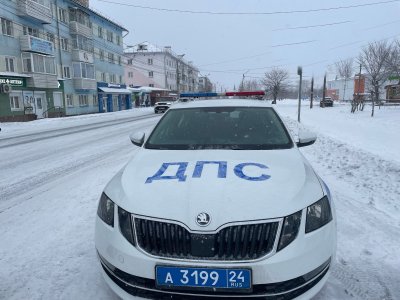Сотрудники Госавтоинспекции Боготола проверяют соблюдение правил перевозки детей в салоне автомобиля