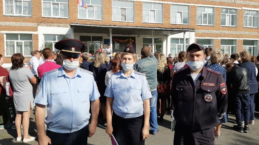 Сотрудники ГИБДД поздравили учащихся с Днем знаний