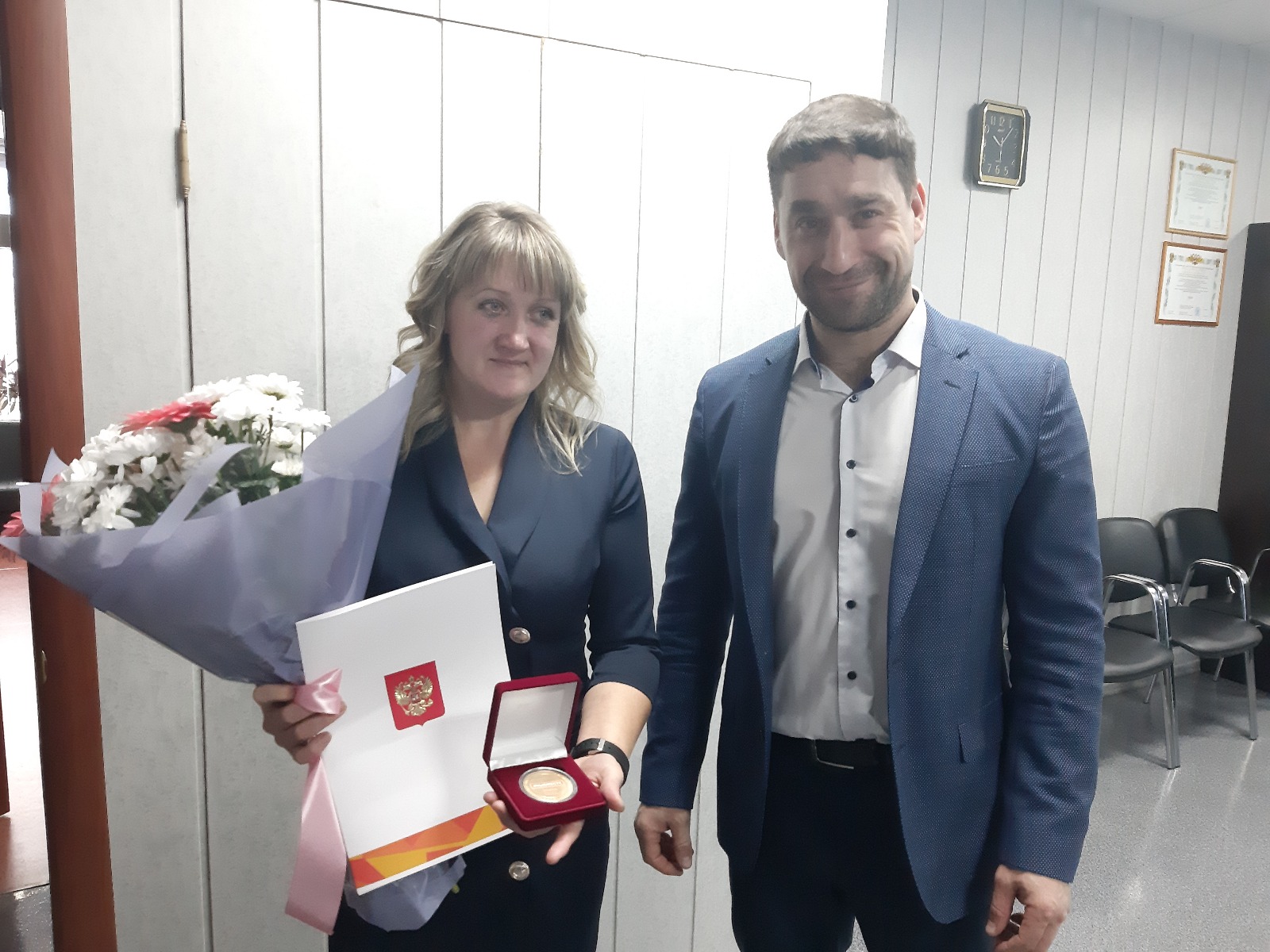 Глава Боготольского района наградил волонтера