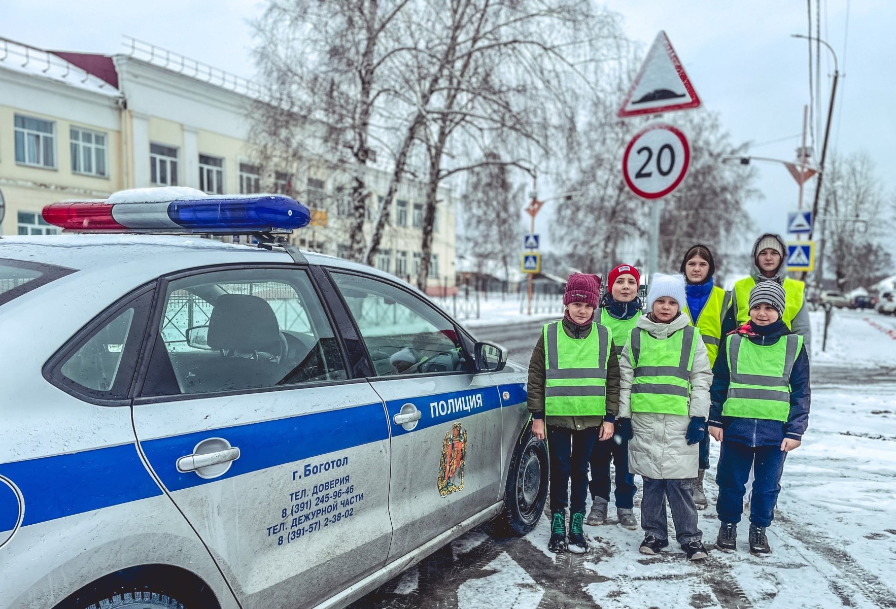 В Боготоле Юные инспекторы движения совместно с Госавтоинспекторами напомнили водителям о безопасной перевозке несовершеннолетних