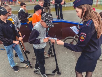 В Боготоле сотрудники Госавтоинспекции беседуют с детьми и их родителями в зонах массового притяжения детей