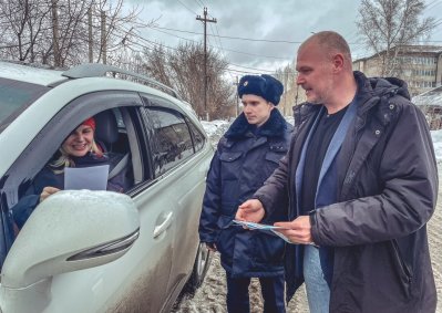 Сотрудники ГИБДД Боготола совместно с главой Боготольского сельсовета и руководителем дорожной организации проверили соблюдение водителями правил перевозки детей