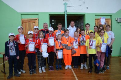 Красота весеннего пейзажа, хорошая солнечная погода подогревали спортивный азарт участников соревнований по легкоатлетическому четырёхборью «Шиповка юных», которые прошли 10 мая на стадионе МБОУ Боготольская СОШ. В соревнованиях приняли участие команды юношей и девушек Боготольской, Юрьевской, Краснозаводской и Критовской школ.
