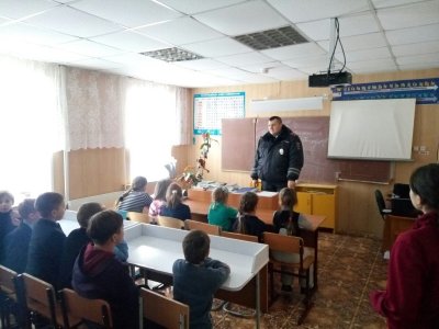 Начальник ГИБДД провели урок дорожной безопасности для учащихся сельской школы