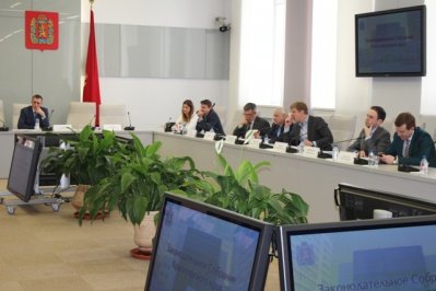 Министерство промышленности, энергетики и ЖКХ выступило с инициативой внести изменение в п.6 ст. 20 Закона края, в соответствии с которым средства, собранные на территории одного муниципального района, могут быть использованы на ремонт домов, расположенных в другом муниципальном районе