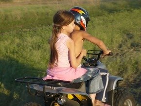 Госавтоинспекция Боготола рекомендует родителям ознакомиться с рядом правил, которые нельзя игнорировать в том случае, если вы хотите подарить своему ребенку квадроцикл.