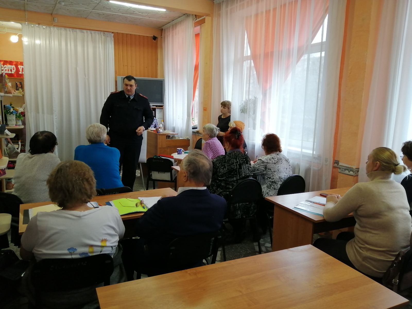 Начальник ОГИБДД напомнил пенсионерам о Правилах дорожногшо движения