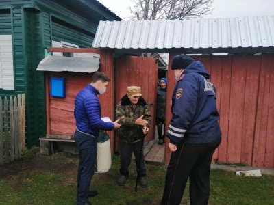 Начальник Госавтоинспекции поздравил старейшего водителя с днем рождения