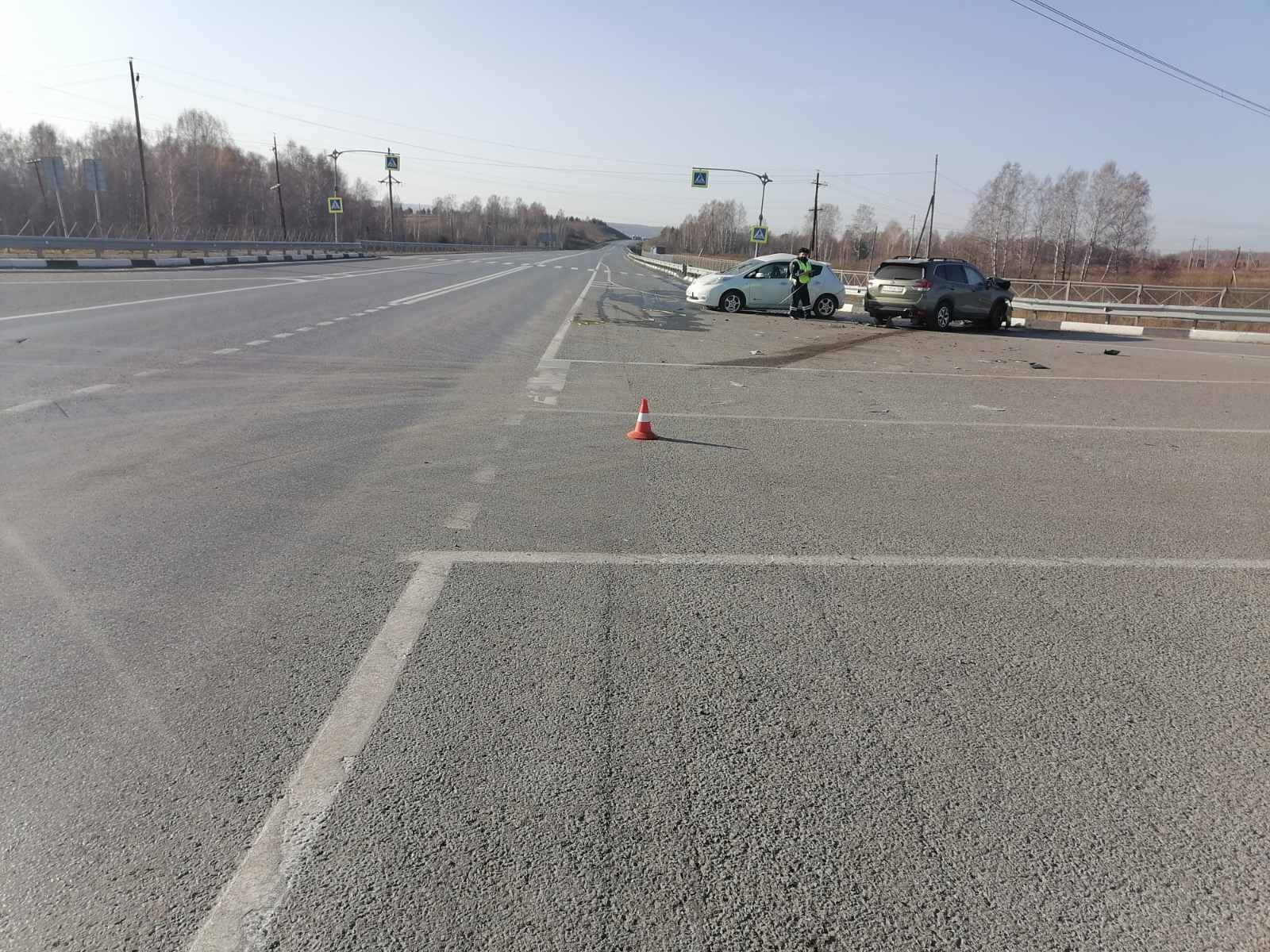 Сотрудники полиции устанавливают обстоятельства ДТП на федеральной трассе Боготольского района