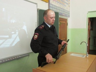Полицейские и общественники провели урок мужества