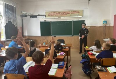 В неделю безопасности дорожного движения сотрудники ГИБДД посетили школы города, в которых провели занятия по изучению ПДД