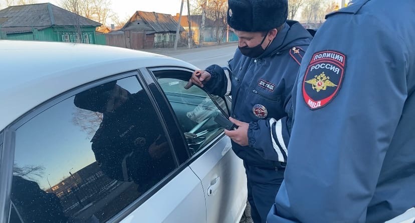 Сотрудники ГИБДД Боготола проводят мероприятия по выявлению водителей, продолжающих ездить по дорогам города на тонированных автомобилях