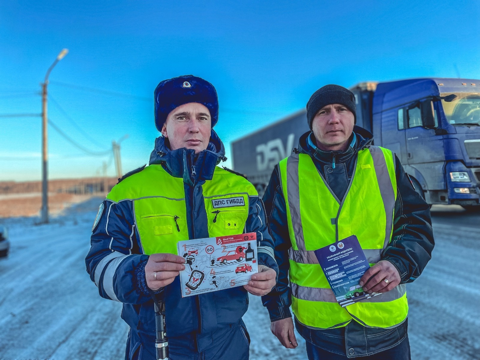 Боготольские автоинспекторы совместно с руководителем дорожной службы напомнили правила безопасности на федеральной автодороге