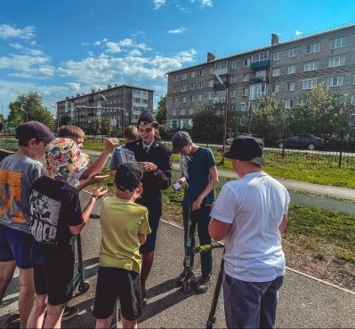 В День Защиты детей сотрудники ГИБДД провели акцию «Световозвращатели–наши выручатели»
