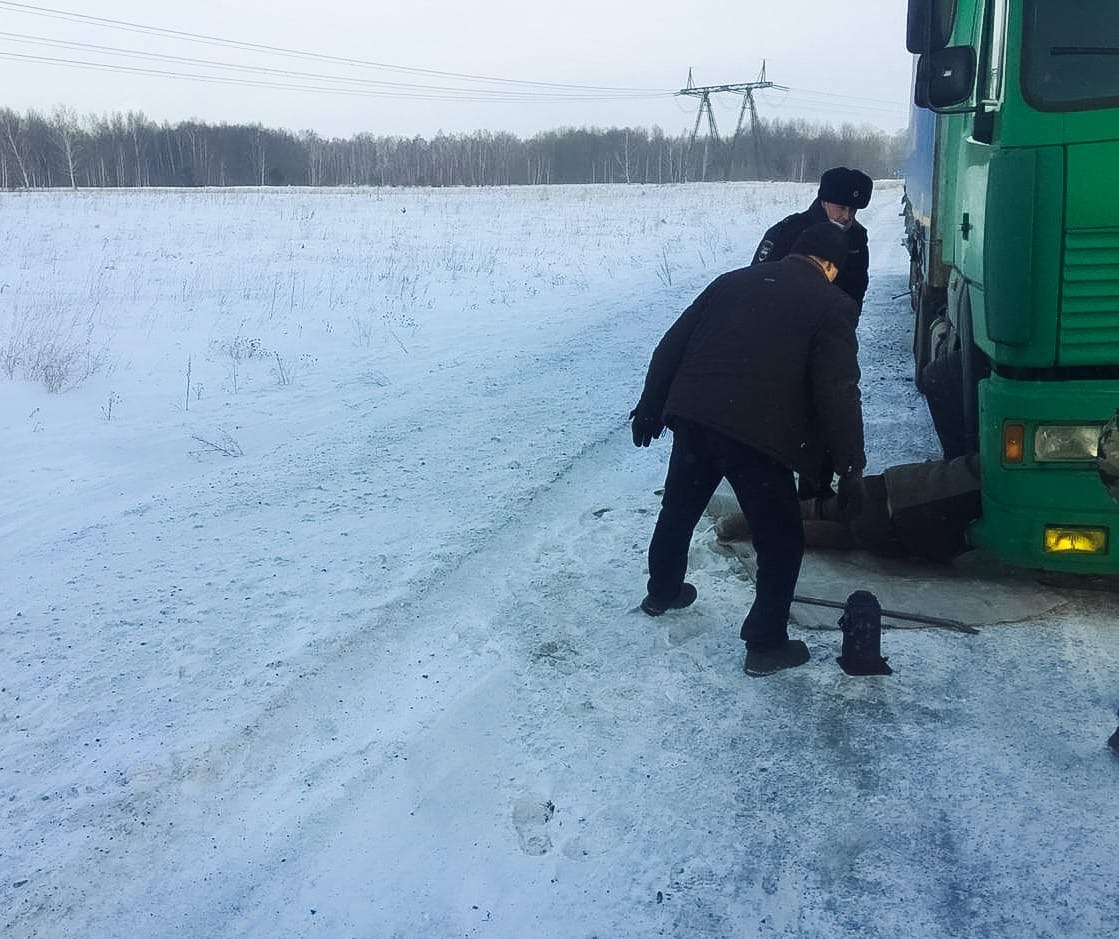 Боготольские госавтоинспекторы помогли водителю, сломавшегося большегруза