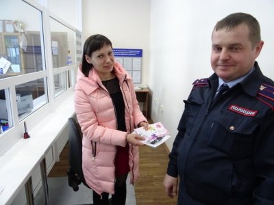 Сотрудники Госавтоинспекции поздравили женщин с наступающим праздником