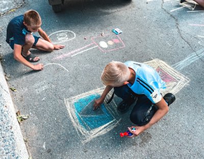 В День России 12июня сотрудники Боготольской Госавтоинспекции организовали конкурс рисунков на асфальте #РисуемПДД