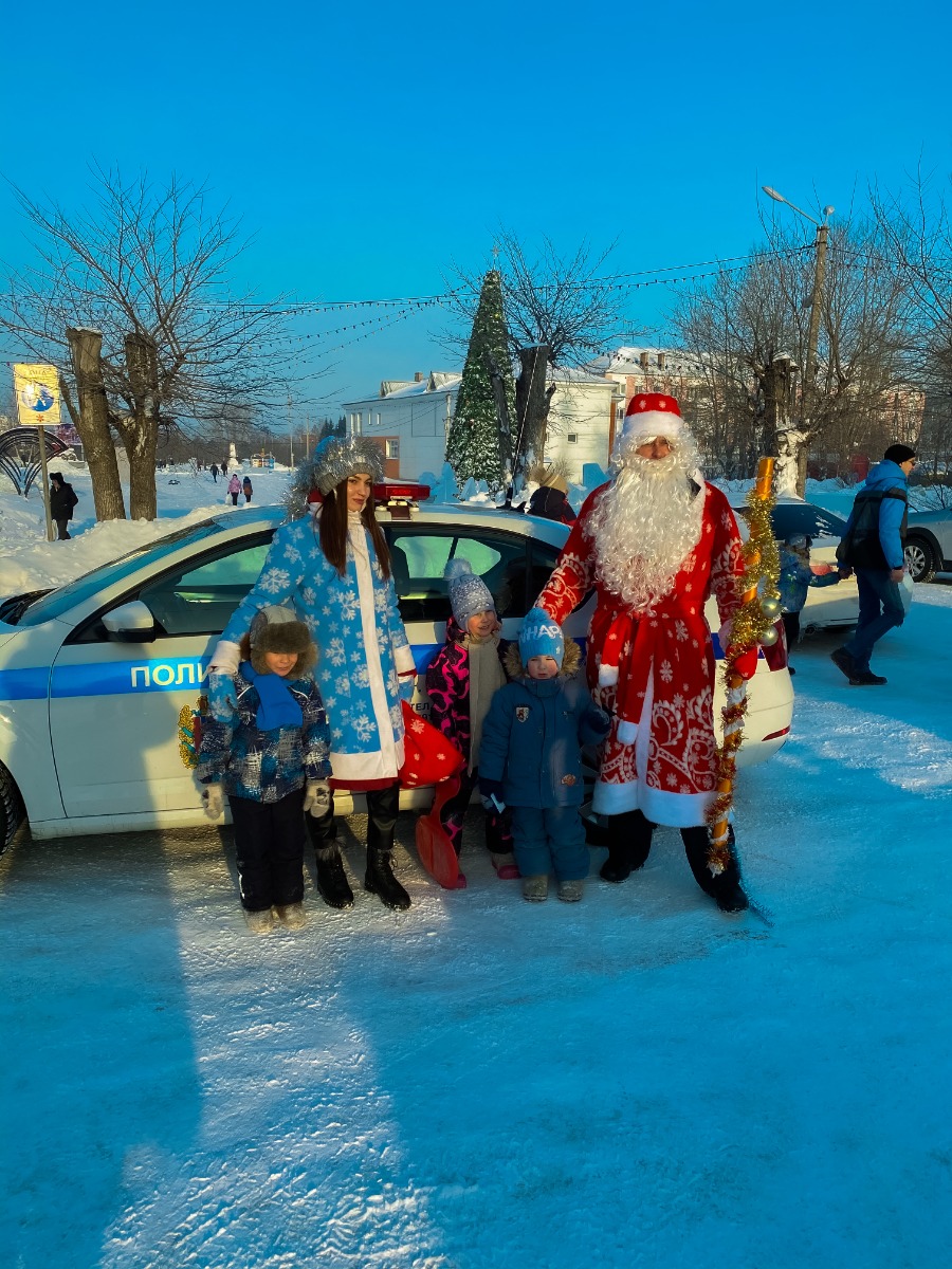Полицейский Дед Мороз и Снегурочка из ОГИБДД МО МВД России «Боготольский» поздравили жителей города с Новым Годом!
