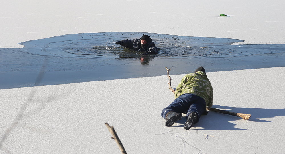 Первый лёд. Берегите себя!