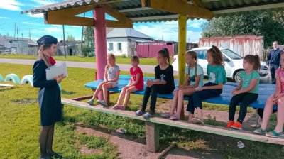 В каникулярный период сотрудники ГИБДД Боготола напоминают детям о соблюдении правил безопасности вблизи дорог