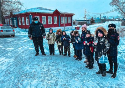 Сотрудники Боготольской Госавтоинспекции вручили световозвращатели сельским школьникам
