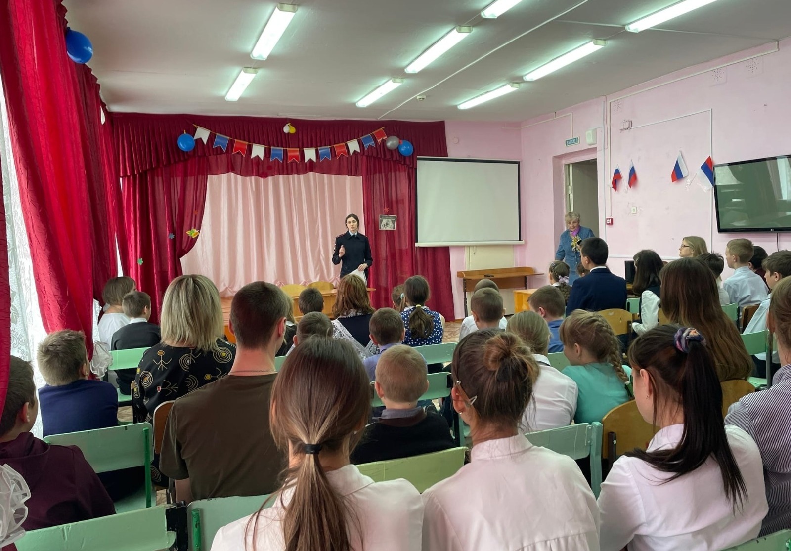 Сотрудники Госавтоинспекции Боготола побеседовали с обучающимися Владимировской СОШ по вопросам дорожной безопасности