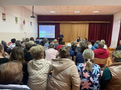 Сотрудники ГИБДД Боготола беседуют с родителями школьников о правилах безопасности их детей вблизи дорог