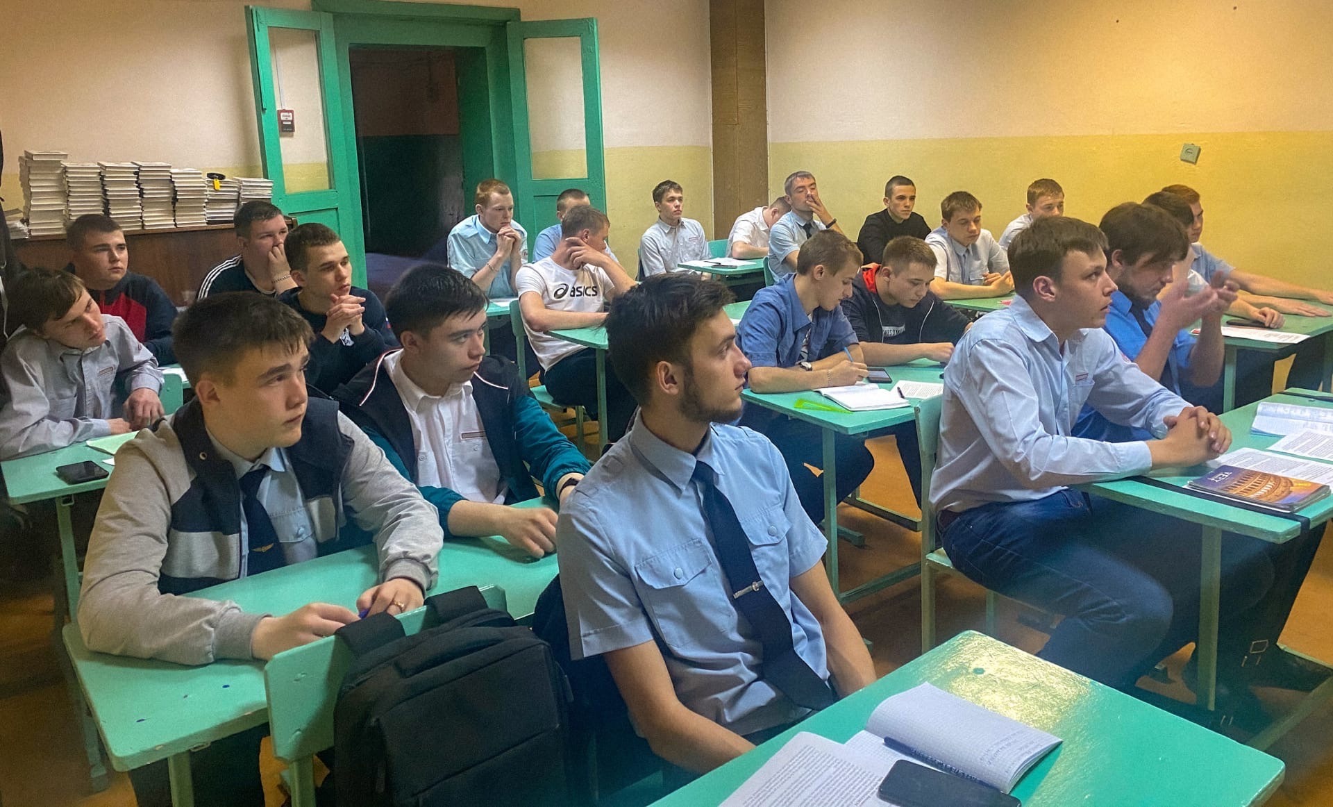 Сотрудники ГИБДД провели инструктаж по дорожной безопасности у студентов Боготольского техникума транспорта
