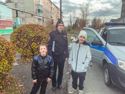 Сотрудники ГИБДД Боготола вручили «светлячки безопасности» ребятам из городских и сельских школ