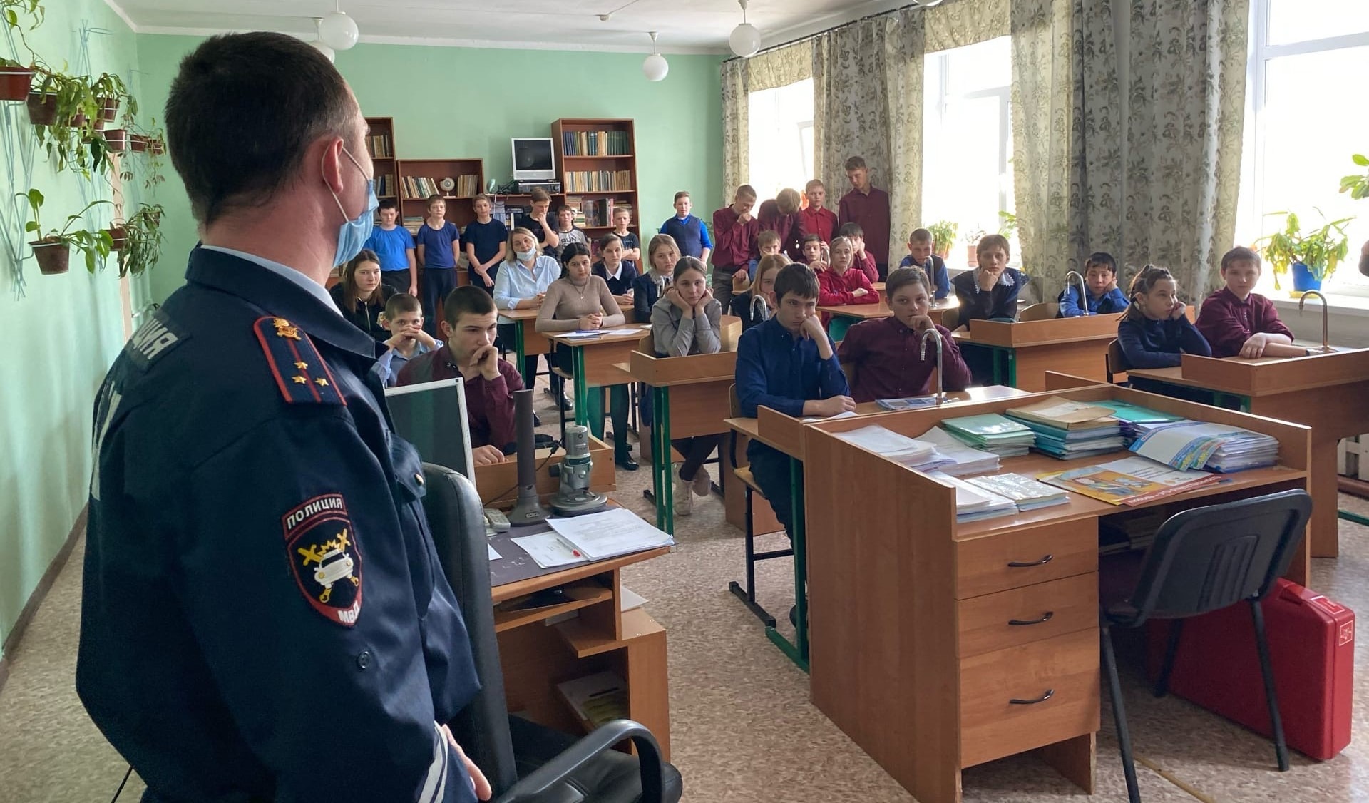В преддверии весенних каникул в Боготольском районе сотрудники ГИБДД беседуют со школьникам о правилах дорожной безопасности