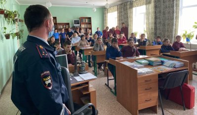 В преддверии весенних каникул в Боготольском районе сотрудники ГИБДД беседуют со школьникам о правилах дорожной безопасности
